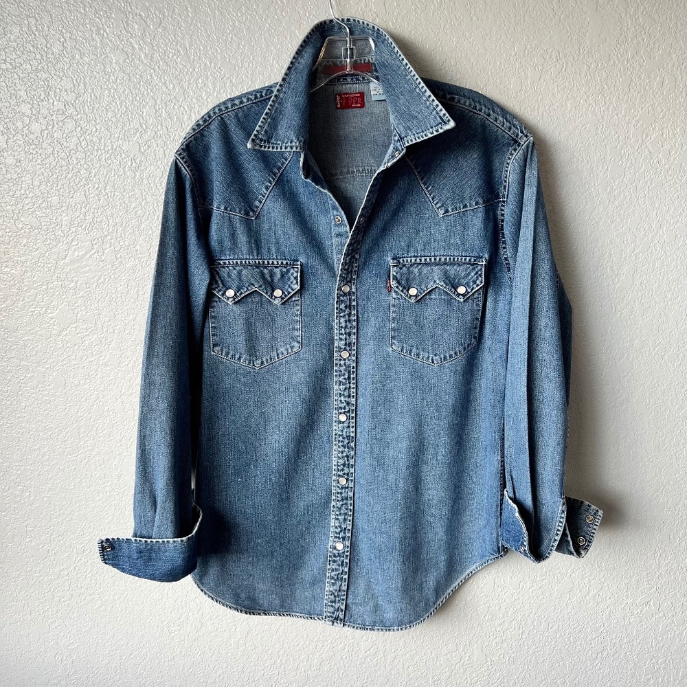 Levi’s denim sawtooth pocket western shirt with pearl snaps